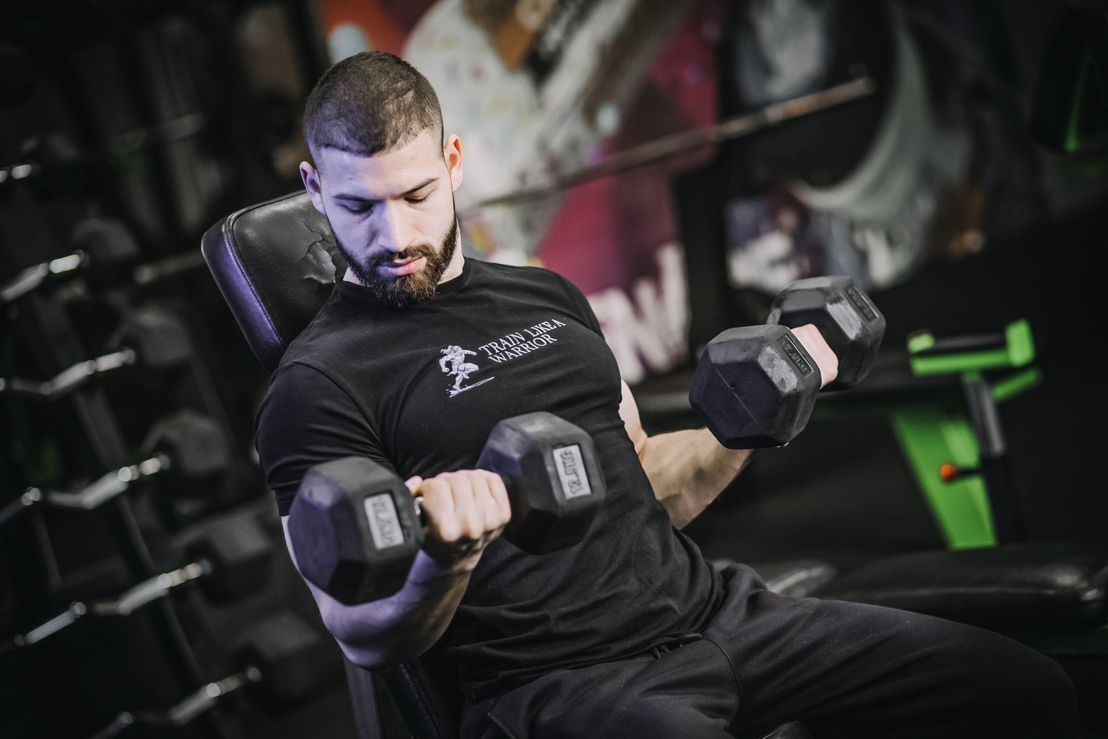 Trening snage slika muškarca kako radi vežbe